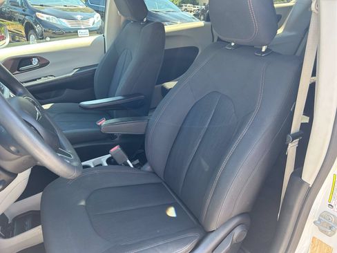 Used 2018 Chrysler Pacifica L FWD image 15