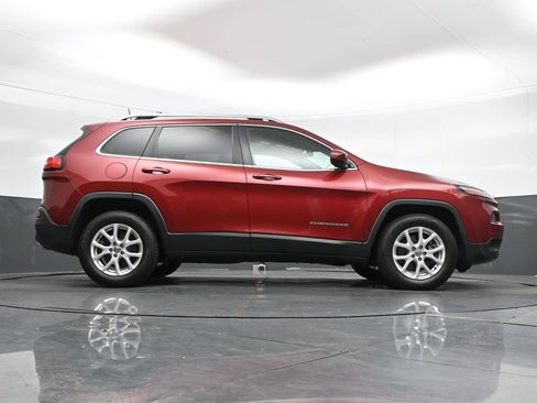 Used 2017 Jeep Cherokee Latitude w/ Cold Weather Group AWD/4WD image 40