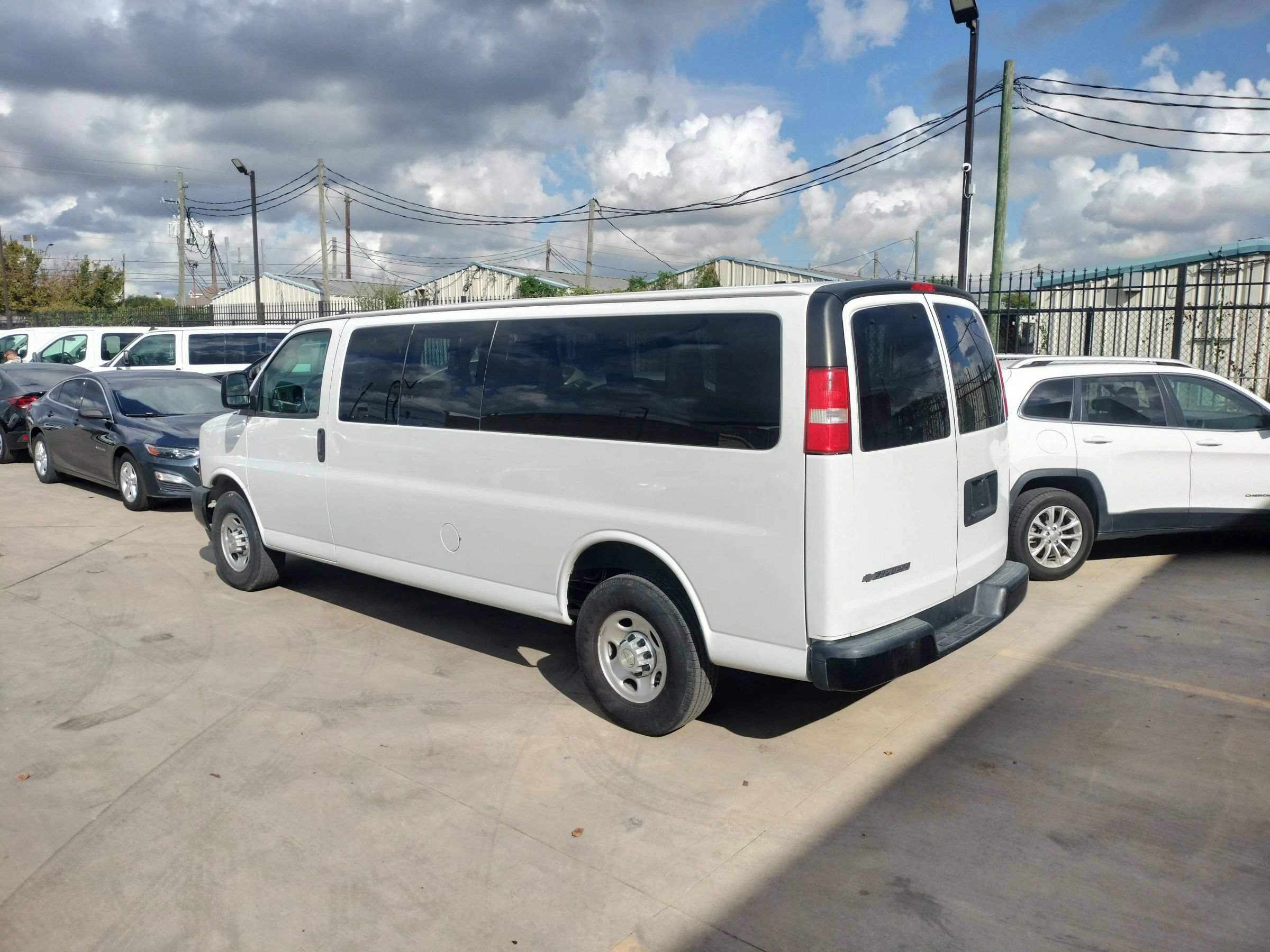 Used 2019 Chevrolet Express 2500 LS w/ Driver Convenience Package RWD image 4