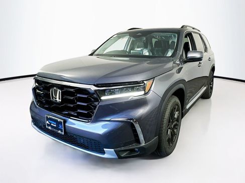 Used 2025 Honda Pilot Touring image 3