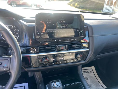 Used 2023 Nissan Pathfinder SL image 19