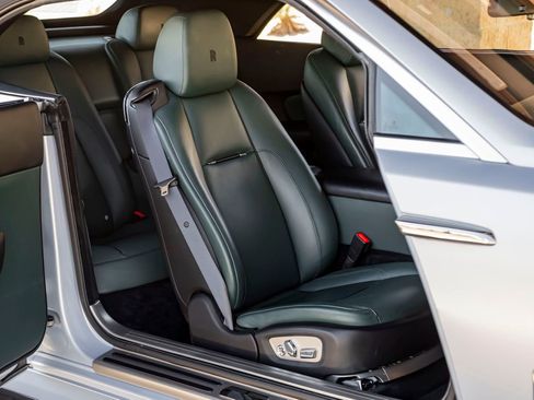 Used 2016 Rolls-Royce Dawn RWD image 27