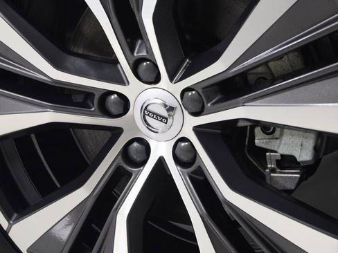 Used 2022 Volvo XC60 B5 Momentum image 15