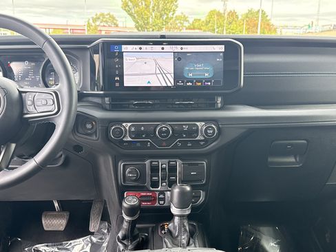 Used 2024 Jeep Wrangler Unlimited Rubicon 4xe image 29