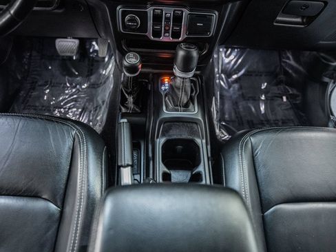 Used 2018 Jeep Wrangler Unlimited Sahara AWD/4WD image 37