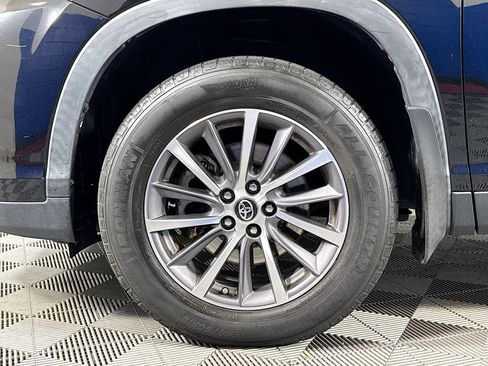 Used 2019 Toyota Highlander XLE AWD/4WD image 32