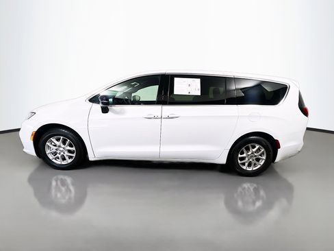 Used 2024 Chrysler Pacifica Touring FWD image 9