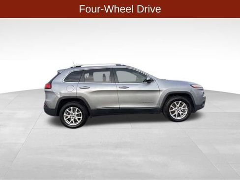 Used 2018 Jeep Cherokee Latitude w/ Cold Weather Group image 8