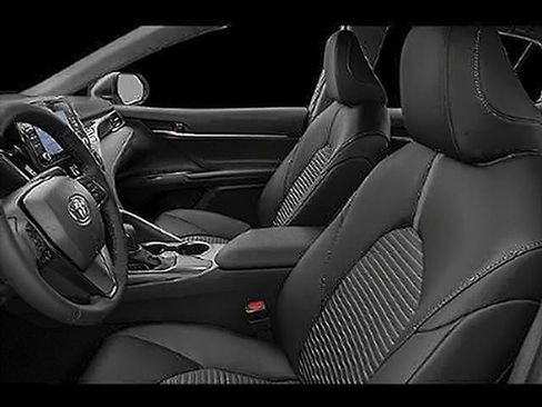 Used 2021 Toyota Camry SE w/ Cold Weather Package FWD image 9