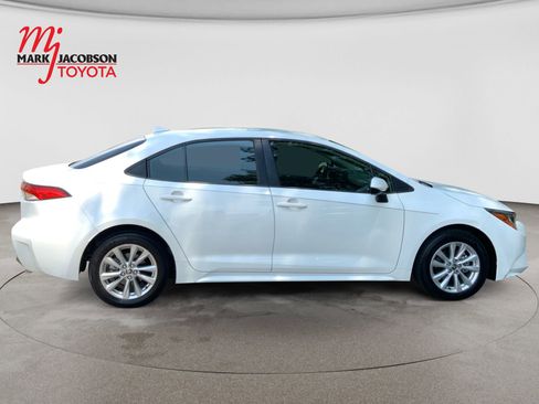 Used 2023 Toyota Corolla LE w/ LE Convenience Package FWD image 4