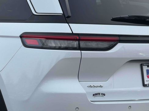 Used 2023 Jeep Grand Cherokee Laredo w/ Luxury Tech Group I image 8