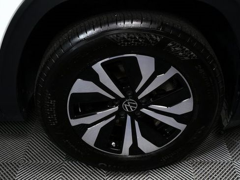 Certified 2025 Volkswagen Atlas Cross Sport SE image 36