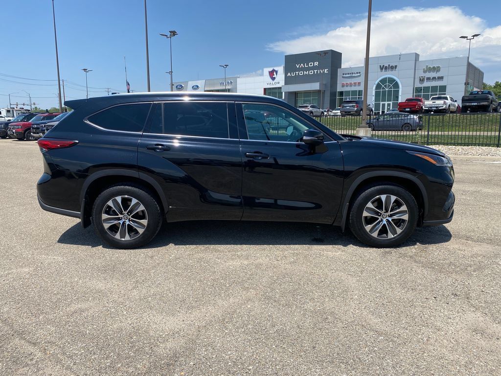 Used 2021 Toyota Highlander XLE AWD/4WD image 18