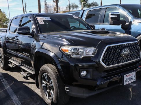 Used 2018 Toyota Tacoma TRD Sport w/ Technology Package image 4