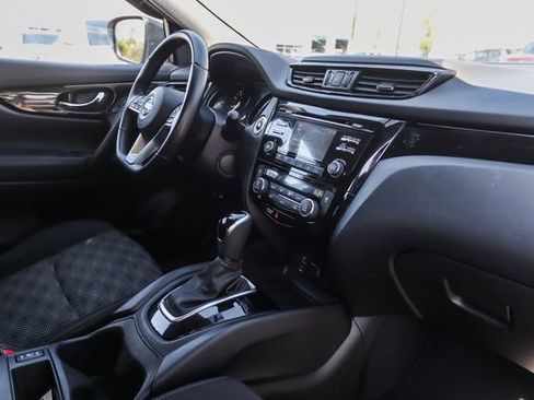 Used 2017 Nissan Rogue Sport SV w/ SV All-Weather Package AWD/4WD image 38