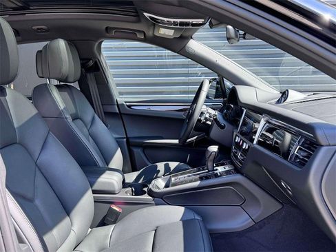 Certified 2025 Porsche Macan AWD/4WD image 19