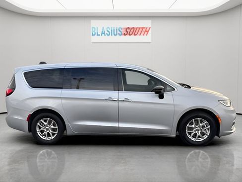 Used 2024 Chrysler Pacifica Touring-L FWD image 2