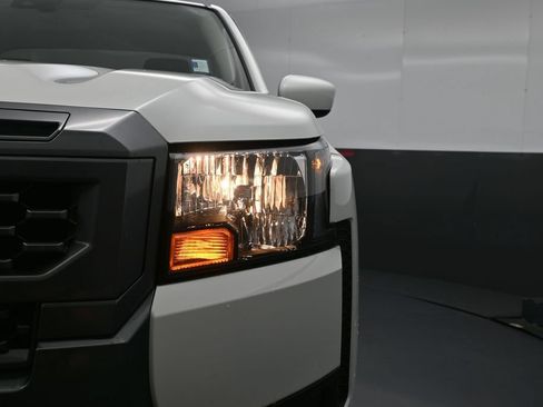Certified 2025 Nissan Frontier SV AWD/4WD image 14