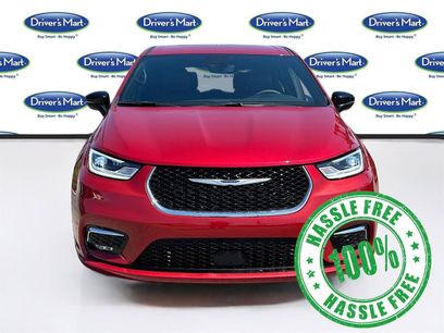 Used 2025 Chrysler Pacifica Select