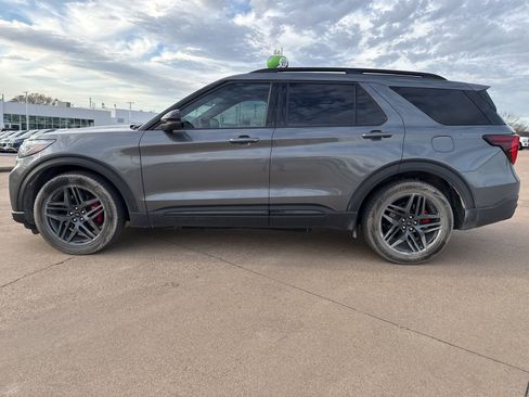 Used 2025 Ford Explorer ST image 4