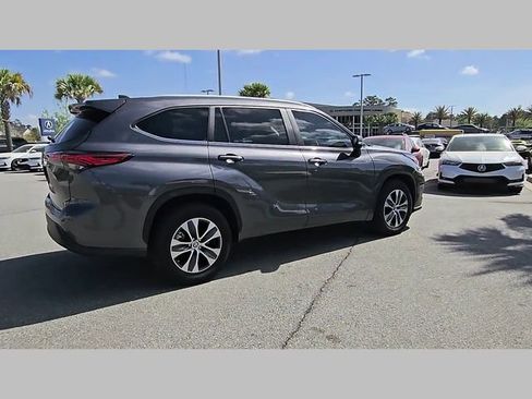 Used 2023 Toyota Highlander XLE image 29