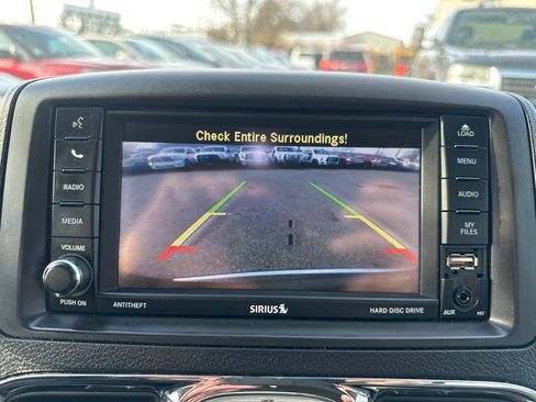 Used 2014 Chrysler Town & Country Touring image 19