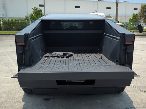 Used 2024 Tesla Cybertruck AWD Crew Cab image 6