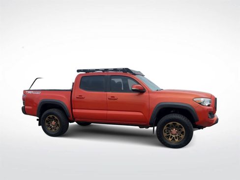 Used 2017 Toyota Tacoma TRD Off-Road image 2