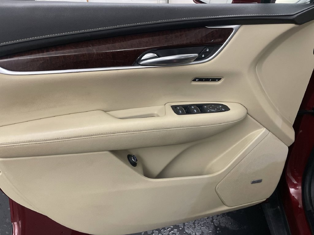 Used 2017 Cadillac XT5 Luxury w/ Driver Awareness Package FWD image 16