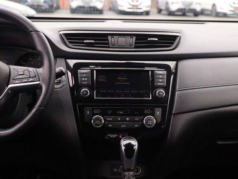 Used 2020 Nissan Rogue SV FWD image 24