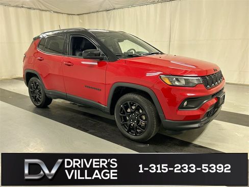 Used 2024 Jeep Compass Latitude w/ Convenience Group image 1