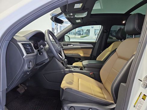 Certified 2023 Volkswagen Atlas Cross Sport SE w/ Panoramic Sunroof Package FWD image 16