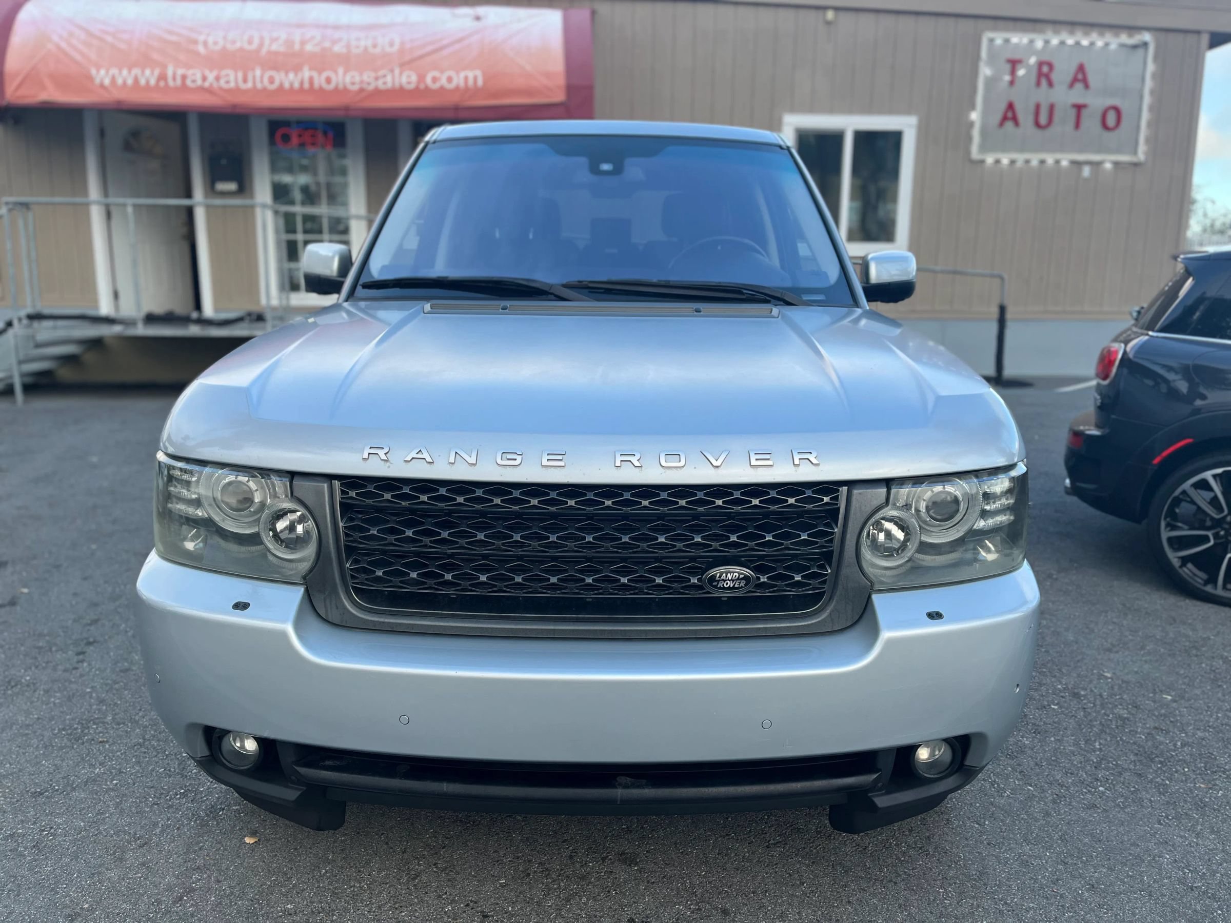 Used 2011 Land Rover Range Rover HSE LUX AWD/4WD image 2