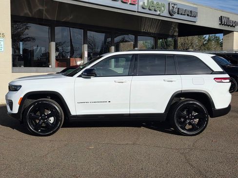 Used 2024 Jeep Grand Cherokee Limited w/ Black Appearance Package image 8