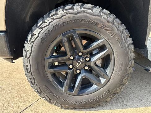 Used 2023 Chevrolet Silverado 1500 LT Trail Boss w/ LPO, Dark Essentials Package AWD/4WD image 9