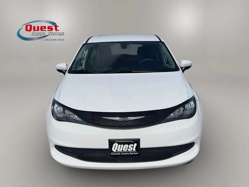 Used 2022 Chrysler Voyager LX FWD image 8