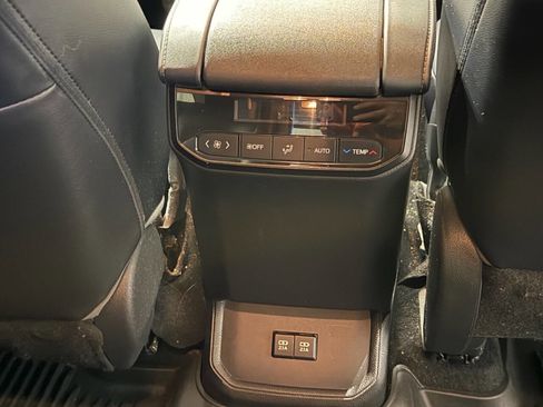 Used 2021 Toyota Highlander XLE AWD/4WD image 24