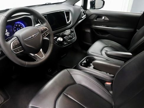 Used 2025 Chrysler Pacifica Select FWD image 23