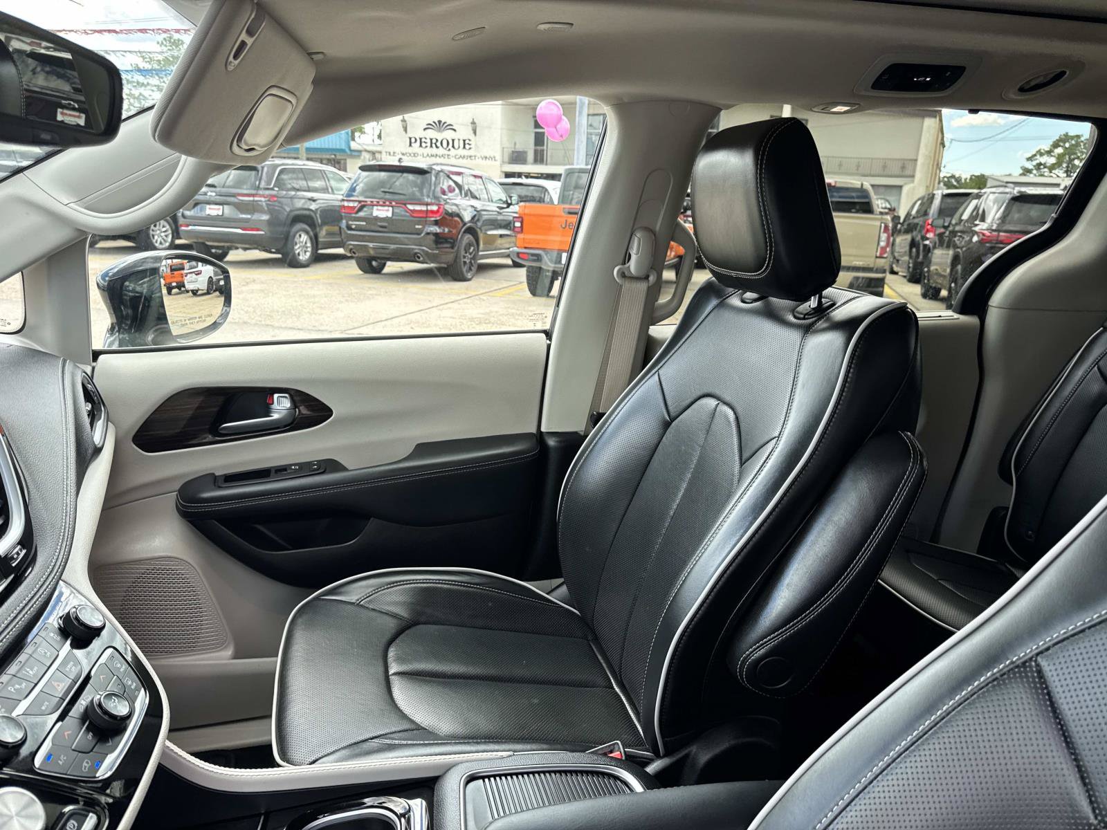 Used 2024 Chrysler Pacifica Limited FWD image 17