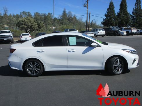 Used 2022 Kia Forte LXS w/ LXS Technology Package image 2