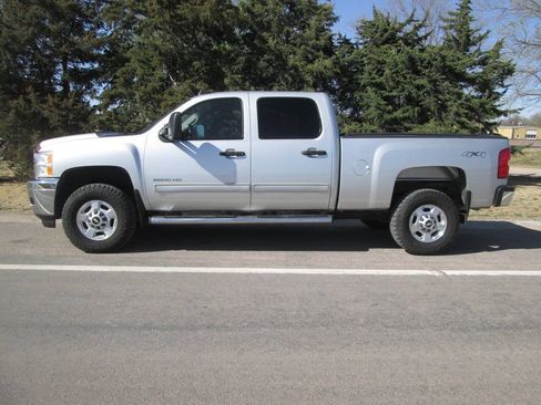 Used 2011 Chevrolet Silverado 2500 LT w/ Interior Plus Package AWD/4WD image 3