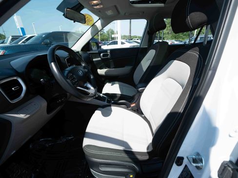 Used 2025 Hyundai Venue SEL FWD image 9