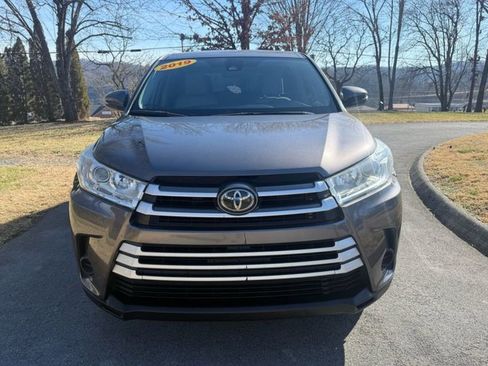 Used 2019 Toyota Highlander LE image 2
