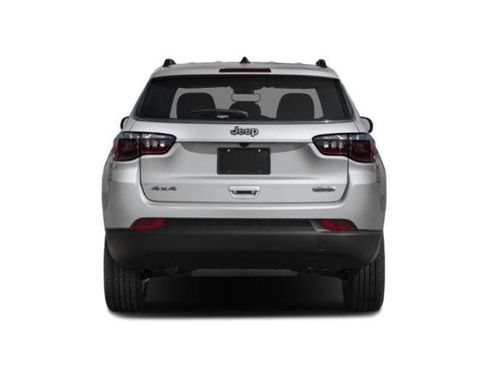 Used 2025 Jeep Compass Latitude w/ Sun & Sound Group AWD/4WD image 8