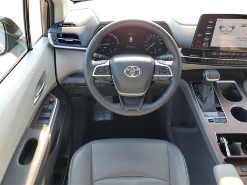 Used 2022 Toyota Sienna XLE image 13