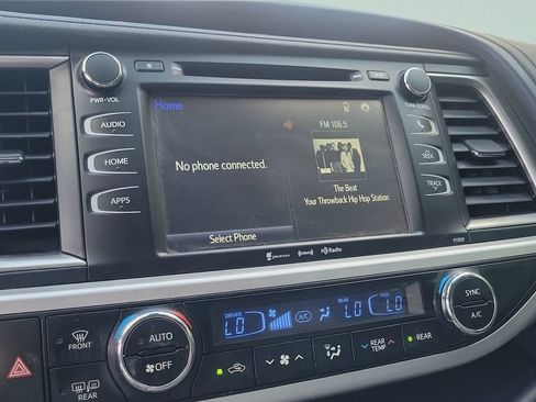 Used 2018 Toyota Highlander Plus FWD image 14
