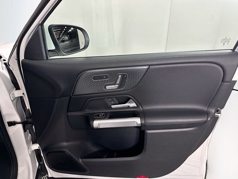 Used 2025 Mercedes-Benz GLB 250 image 34