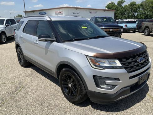 Used 2017 Ford Explorer XLT FWD image 2