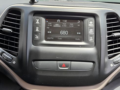 Used 2016 Jeep Cherokee Latitude FWD image 16