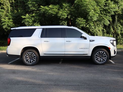 Used 2023 GMC Yukon XL Denali Ultimate AWD/4WD image 11